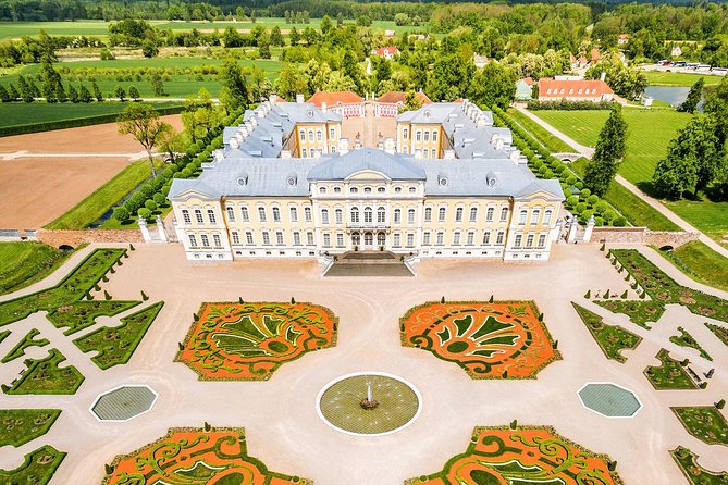 Hill of Crosses & Rundale Palace Tour - A private road trip through the Baltic countryside