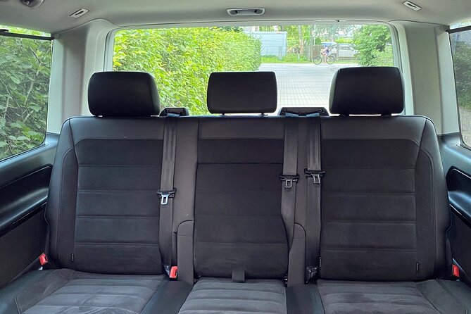 Riga Airport Private Transfer - private group 1 to 8 pax - The 60-minute wait window for delayed flights