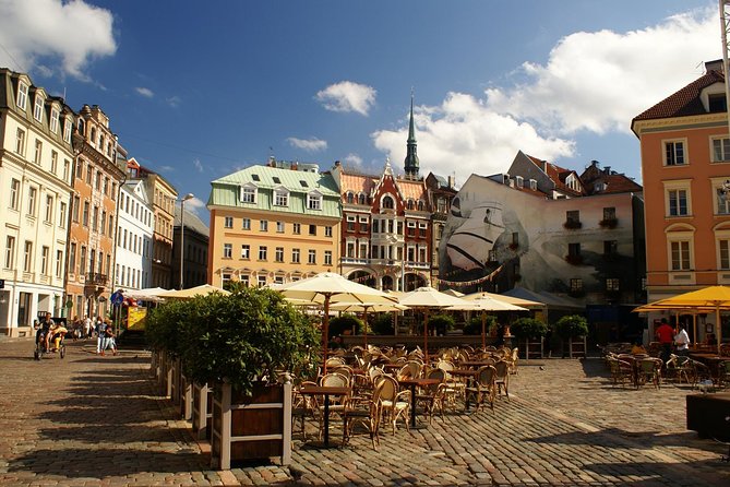 Riga Old Town Walking Tour in a Small Group - The guide makes the biggest difference