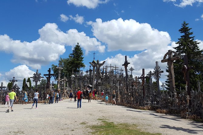 Tour from Riga to Vilnius: Bauska Castle, Rundale Palace and The Hill of Crosses - Turning a border crossing into a full sightseeing day