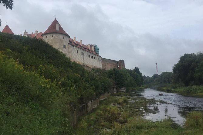 Tour from Riga to Vilnius: Bauska Castle, Rundale Palace and The Hill of Crosses - Leaving Riga for Bauska Castle