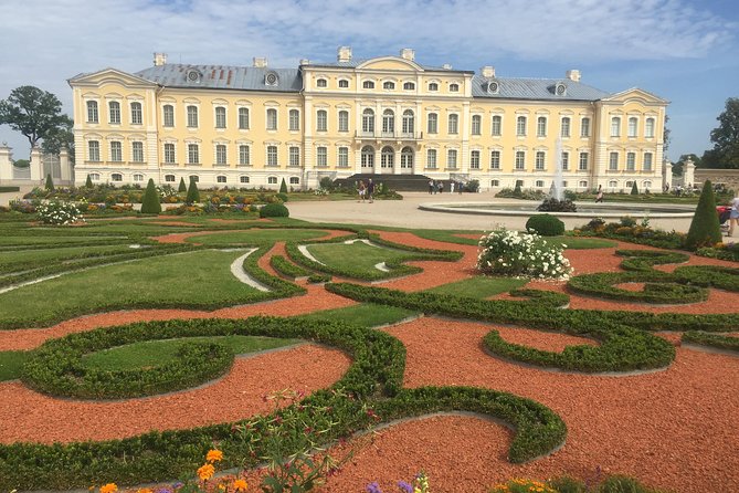 Tour from Riga to Vilnius: Bauska Castle, Rundale Palace and The Hill of Crosses - What the private format changes