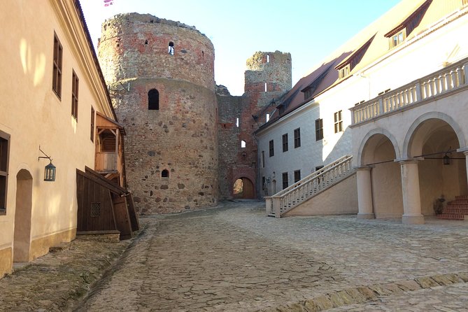 Tour from Riga to Vilnius: Bauska Castle, Rundale Palace and The Hill of Crosses - Timing, comfort, and the border crossing